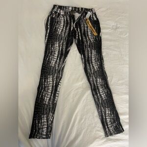 Chic Black and White Tie-Dye Leggings